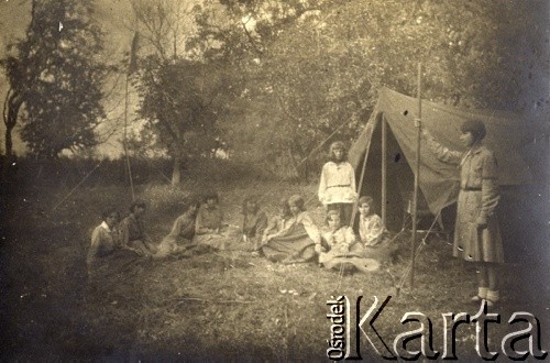 1931, Rokiciny, pow. Brzeziny, woj. łódzkie, Polska.
I Drużyna Żeńska im. Emilii Plater w Koluszkach na obozie.
Fot. NN, zbiory Ośrodka KARTA, kolekcja Tadeusza Tomaszewskiego [AW III/640]