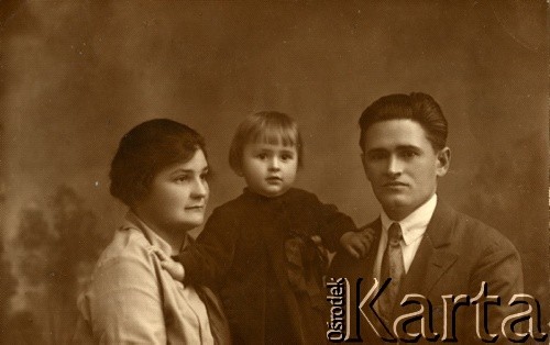 1929, Polska. 
Stanisława i Stanisław Zimodrowie z córką Janiną Marią.
Fot. NN, zbiory Ośrodka KARTA, kolekcja rodziny Zimorodów [AW III/660]