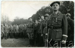 1940, Francja. 
Naczelny Wódz Polskich Sił Zbrojnych na Zachodzie generał Władysław Sikorski w czasie uroczystości wojskowej. Za jego plecami (5. za nim) stoi major Jerzy Borkowski.
Fot. NN, zbiory Ośrodka KARTA, kolekcja Wacława i Eugenii Kamionko [AW III/711]