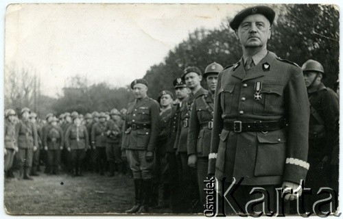 1940, Francja. 
Naczelny Wódz Polskich Sił Zbrojnych na Zachodzie generał Władysław Sikorski w czasie uroczystości wojskowej. Za jego plecami (5. za nim) stoi major Jerzy Borkowski.
Fot. NN, zbiory Ośrodka KARTA, kolekcja Wacława i Eugenii Kamionko [AW III/711]