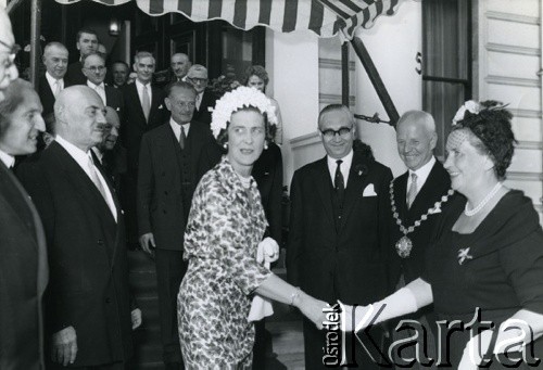 1960, Londyn, Wielka Brytania.
Eugenia Kamionko wita się z żoną mera Westminster. Na zdjęciu widoczni również August Zaleski (2. z lewej), gen. Władysław Anders (3. z lewej), Edward Raczyński (na schodach, za żoną mera) oraz mer Westminster.
Fot. NN, zbiory Ośrodka KARTA, kolekcja Wacława i Eugenii Kamionko [AW III/711]