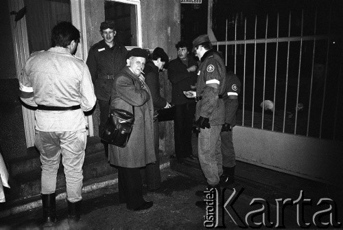 25.09.-2.12.1981, Warszawa, Polska.
Strajk w Wyższej Oficerskiej Szkole Pożarnictwa w Warszawie. Strajkujący walczyli o to, aby WOSP została objęta ustawą o szkolnictwie wyższym. 30 września Rada Ministrów podjęła decyzję o rozwiązaniu uczelni, a 12 grudnia strajk został spacyfikowany. Na zdjęciu: podchorążowie legitymują wchodzących na teren uczelni.
Fot. NN, zbiory Ośrodka KARTA, przekazali Elżbieta i Jakub Święciccy