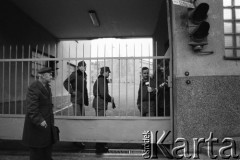 25.09.-2.12.1981, Warszawa, Polska.
Strajk w Wyższej Oficerskiej Szkole Pożarnictwa w Warszawie. Strajkujący walczyli o to, aby WOSP została objęta ustawą o szkolnictwie wyższym. 30 września Rada Ministrów podjęła decyzję o rozwiązaniu uczelni, a 12 grudnia strajk został spacyfikowany. Na zdjęciu: strajkujący podchorążowie w bramie uczelni.
Fot. NN, zbiory Ośrodka KARTA, przekazali Elżbieta i Jakub Święciccy