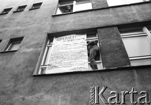 25.09.-2.12.1981, Warszawa, Polska.
Strajk w Wyższej Oficerskiej Szkole Pożarnictwa w Warszawie. Strajkujący walczyli o to, aby WOSP została objęta ustawą o szkolnictwie wyższym. 30 września Rada Ministrów podjęła decyzję o rozwiązaniu uczelni, a 12 grudnia strajk został spacyfikowany. Na zdjęciu: strajkujący wywieszają 