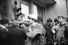 25.09.-2.12.1981, Warszawa, Polska.
Strajk w Wyższej Oficerskiej Szkole Pożarnictwa w Warszawie. Strajkujący walczyli o to, aby WOSP została objęta ustawą o szkolnictwie wyższym. 30 września Rada Ministrów podjęła decyzję o rozwiązaniu uczelni, a 12 grudnia strajk został spacyfikowany. Na zdjęciu: ludzie przed gmachem uczelni.
Fot. NN, zbiory Ośrodka KARTA, przekazali Elżbieta i Jakub Święciccy