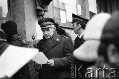 25.09.-2.12.1981, Warszawa, Polska.
Strajk w Wyższej Oficerskiej Szkole Pożarnictwa w Warszawie. Strajkujący walczyli o to, aby WOSP została objęta ustawą o szkolnictwie wyższym. 30 września Rada Ministrów podjęła decyzję o rozwiązaniu uczelni, a 12 grudnia strajk został spacyfikowany. Na zdjęciu: milicjanci przed gmachem uczelni.
Fot. NN, zbiory Ośrodka KARTA, przekazali Elżbieta i Jakub Święciccy