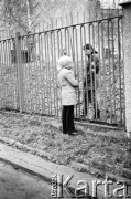 25.09.-2.12.1981, Warszawa, Polska.
Strajk w Wyższej Oficerskiej Szkole Pożarnictwa w Warszawie. Strajkujący walczyli o to, aby WOSP została objęta ustawą o szkolnictwie wyższym. 30 września Rada Ministrów podjęła decyzję o rozwiązaniu uczelni, a 12 grudnia strajk został spacyfikowany. Na zdjęciu: rozmowa ze strajkującym.
Fot. NN, zbiory Ośrodka KARTA, przekazali Elżbieta i Jakub Święciccy
