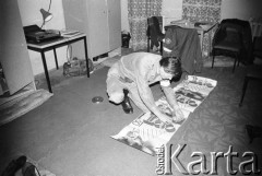 25.09.-2.12.1981, Warszawa, Polska.
Strajk w Wyższej Oficerskiej Szkole Pożarnictwa w Warszawie. Strajkujący walczyli o to, aby WOSP została objęta ustawą o szkolnictwie wyższym. 30 września Rada Ministrów podjęła decyzję o rozwiązaniu uczelni, a 12 grudnia strajk został spacyfikowany. Na zdjęciu: strajkujący przygotowuje transparent.
Fot. NN, zbiory Ośrodka KARTA, przekazali Elżbieta i Jakub Święciccy