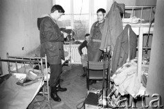 25.09.-2.12.1981, Warszawa, Polska.
Strajk w Wyższej Oficerskiej Szkole Pożarnictwa w Warszawie. Strajkujący walczyli o to, aby WOSP została objęta ustawą o szkolnictwie wyższym. 30 września Rada Ministrów podjęła decyzję o rozwiązaniu uczelni, a 12 grudnia strajk został spacyfikowany. Na zdjęciu: strajkujący.
Fot. NN, zbiory Ośrodka KARTA, przekazali Elżbieta i Jakub Święciccy