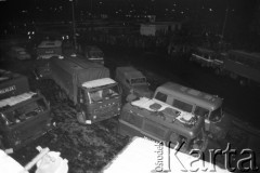 25.09.-2.12.1981, Warszawa, Polska.
Strajk w Wyższej Oficerskiej Szkole Pożarnictwa w Warszawie. Strajkujący walczyli o to, aby WOSP została objęta ustawą o szkolnictwie wyższym. 30 września Rada Ministrów podjęła decyzję o rozwiązaniu uczelni, a 12 grudnia strajk został spacyfikowany. Na zdjęciu: radiowozy i ciężarówki Milicji Obywatelskiej.
Fot. NN, zbiory Ośrodka KARTA, przekazali Elżbieta i Jakub Święciccy