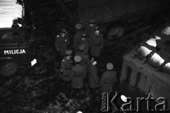 25.09.-2.12.1981, Warszawa, Polska.
Strajk w Wyższej Oficerskiej Szkole Pożarnictwa w Warszawie. Strajkujący walczyli o to, aby WOSP została objęta ustawą o szkolnictwie wyższym. 30 września Rada Ministrów podjęła decyzję o rozwiązaniu uczelni, a 12 grudnia strajk został spacyfikowany. Na zdjęciu: milicjanci pod gmachem strajkującej uczelni.
Fot. NN, zbiory Ośrodka KARTA, przekazali Elżbieta i Jakub Święciccy