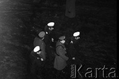 25.09.-2.12.1981, Warszawa, Polska.
Strajk w Wyższej Oficerskiej Szkole Pożarnictwa w Warszawie. Strajkujący walczyli o to, aby WOSP została objęta ustawą o szkolnictwie wyższym. 30 września Rada Ministrów podjęła decyzję o rozwiązaniu uczelni, a 12 grudnia strajk został spacyfikowany. Na zdjęciu: milicjanci pod gmachem strajkującej uczelni.
Fot. NN, zbiory Ośrodka KARTA, przekazali Elżbieta i Jakub Święciccy