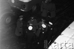 25.09.-2.12.1981, Warszawa, Polska.
Strajk w Wyższej Oficerskiej Szkole Pożarnictwa w Warszawie. Strajkujący walczyli o to, aby WOSP została objęta ustawą o szkolnictwie wyższym. 30 września Rada Ministrów podjęła decyzję o rozwiązaniu uczelni, a 12 grudnia strajk został spacyfikowany. Na zdjęciu: milicjanci pod gmachem strajkującej uczelni.
Fot. NN, zbiory Ośrodka KARTA, przekazali Elżbieta i Jakub Święciccy