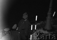 25.09.-2.12.1981, Warszawa, Polska.
Strajk w Wyższej Oficerskiej Szkole Pożarnictwa w Warszawie. Strajkujący walczyli o to, aby WOSP została objęta ustawą o szkolnictwie wyższym. 30 września Rada Ministrów podjęła decyzję o rozwiązaniu uczelni, a 12 grudnia strajk został spacyfikowany. Na zdjęciu: milicjanci pod gmachem strajkującej uczelni.
Fot. NN, zbiory Ośrodka KARTA, przekazali Elżbieta i Jakub Święciccy