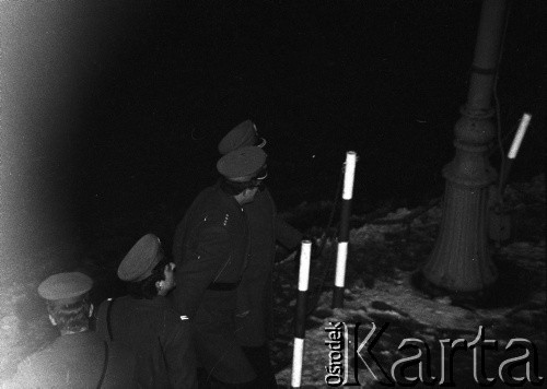 25.09.-2.12.1981, Warszawa, Polska.
Strajk w Wyższej Oficerskiej Szkole Pożarnictwa w Warszawie. Strajkujący walczyli o to, aby WOSP została objęta ustawą o szkolnictwie wyższym. 30 września Rada Ministrów podjęła decyzję o rozwiązaniu uczelni, a 12 grudnia strajk został spacyfikowany. Na zdjęciu: milicjanci pod gmachem strajkującej uczelni.
Fot. NN, zbiory Ośrodka KARTA, przekazali Elżbieta i Jakub Święciccy