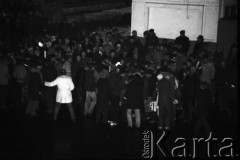 25.09.-2.12.1981, Warszawa, Polska.
Strajk w Wyższej Oficerskiej Szkole Pożarnictwa w Warszawie. Strajkujący walczyli o to, aby WOSP została objęta ustawą o szkolnictwie wyższym. 30 września Rada Ministrów podjęła decyzję o rozwiązaniu uczelni, a 12 grudnia strajk został spacyfikowany. Na zdjęciu: tłum przed gmachem strajkującej uczelni.
Fot. NN, zbiory Ośrodka KARTA, przekazali Elżbieta i Jakub Święciccy