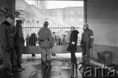 25.09.-2.12.1981, Warszawa, Polska.
Strajk w Wyższej Oficerskiej Szkole Pożarnictwa w Warszawie. Strajkujący walczyli o to, aby WOSP została objęta ustawą o szkolnictwie wyższym. 30 września Rada Ministrów podjęła decyzję o rozwiązaniu uczelni, a 12 grudnia strajk został spacyfikowany. Na zdjęciu: strajkujący podchorążowie w bramie uczelni.
Fot. NN, zbiory Ośrodka KARTA, przekazali Elżbieta i Jakub Święciccy