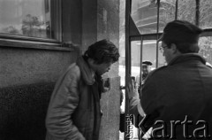 25.09.-2.12.1981, Warszawa, Polska.
Strajk w Wyższej Oficerskiej Szkole Pożarnictwa w Warszawie. Strajkujący walczyli o to, aby WOSP została objęta ustawą o szkolnictwie wyższym. 30 września Rada Ministrów podjęła decyzję o rozwiązaniu uczelni, a 12 grudnia strajk został spacyfikowany. Na zdjęciu: podchorąży i nieznany mężczyzna w bramie uczelni.
Fot. NN, zbiory Ośrodka KARTA, przekazali Elżbieta i Jakub Święciccy
