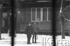 25.09.-2.12.1981, Warszawa, Polska.
Strajk w Wyższej Oficerskiej Szkole Pożarnictwa w Warszawie. Strajkujący walczyli o to, aby WOSP została objęta ustawą o szkolnictwie wyższym. 30 września Rada Ministrów podjęła decyzję o rozwiązaniu uczelni, a 12 grudnia strajk został spacyfikowany. Na zdjęciu: ludzie pod siedzibą uczelni.
Fot. NN, zbiory Ośrodka KARTA, przekazali Elżbieta i Jakub Święciccy
