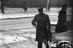 25.09.-2.12.1981, Warszawa, Polska.
Strajk w Wyższej Oficerskiej Szkole Pożarnictwa w Warszawie. Strajkujący walczyli o to, aby WOSP została objęta ustawą o szkolnictwie wyższym. 30 września Rada Ministrów podjęła decyzję o rozwiązaniu uczelni, a 12 grudnia strajk został spacyfikowany. Na zdjęciu: milicjant pod gmachem strajkującej uczelni.
Fot. NN, zbiory Ośrodka KARTA, przekazali Elżbieta i Jakub Święciccy