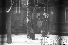 25.09.-2.12.1981, Warszawa, Polska.
Strajk w Wyższej Oficerskiej Szkole Pożarnictwa w Warszawie. Strajkujący walczyli o to, aby WOSP została objęta ustawą o szkolnictwie wyższym. 30 września Rada Ministrów podjęła decyzję o rozwiązaniu uczelni, a 12 grudnia strajk został spacyfikowany. Na zdjęciu: ludzie pod siedzibą uczelni.
Fot. NN, zbiory Ośrodka KARTA, przekazali Elżbieta i Jakub Święciccy
