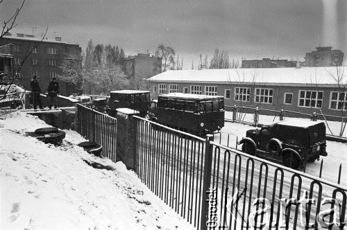 25.09.-2.12.1981, Warszawa, Polska.
Strajk w Wyższej Oficerskiej Szkole Pożarnictwa w Warszawie. Strajkujący walczyli o to, aby WOSP została objęta ustawą o szkolnictwie wyższym. 30 września Rada Ministrów podjęła decyzję o rozwiązaniu uczelni, a 12 grudnia strajk został spacyfikowany. Na zdjęciu:  radiowozy pod siedzibą uczelni.
Fot. NN, zbiory Ośrodka KARTA, przekazali Elżbieta i Jakub Święciccy