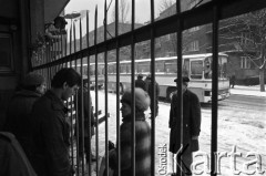 25.09.-2.12.1981, Warszawa, Polska.
Strajk w Wyższej Oficerskiej Szkole Pożarnictwa w Warszawie. Strajkujący walczyli o to, aby WOSP została objęta ustawą o szkolnictwie wyższym. 30 września Rada Ministrów podjęła decyzję o rozwiązaniu uczelni, a 12 grudnia strajk został spacyfikowany. Na zdjęciu: strajkujący podchorążowie w bramie uczelni.
Fot. NN, zbiory Ośrodka KARTA, przekazali Elżbieta i Jakub Święciccy