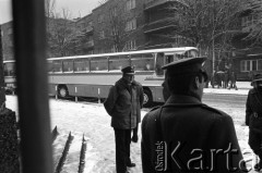 25.09.-2.12.1981, Warszawa, Polska.
Strajk w Wyższej Oficerskiej Szkole Pożarnictwa w Warszawie. Strajkujący walczyli o to, aby WOSP została objęta ustawą o szkolnictwie wyższym. 30 września Rada Ministrów podjęła decyzję o rozwiązaniu uczelni, a 12 grudnia strajk został spacyfikowany. Na zdjęciu: milicjanci pod gmachem strajkującej uczelni.
Fot. NN, zbiory Ośrodka KARTA, przekazali Elżbieta i Jakub Święciccy