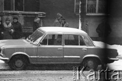 25.09.-2.12.1981, Warszawa, Polska.
Strajk w Wyższej Oficerskiej Szkole Pożarnictwa w Warszawie. Strajkujący walczyli o to, aby WOSP została objęta ustawą o szkolnictwie wyższym. 30 września Rada Ministrów podjęła decyzję o rozwiązaniu uczelni, a 12 grudnia strajk został spacyfikowany. Na zdjęciu:  ludzie pod siedzibą uczelni.
Fot. NN, zbiory Ośrodka KARTA, przekazali Elżbieta i Jakub Święciccy