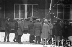 25.09.-2.12.1981, Warszawa, Polska.
Strajk w Wyższej Oficerskiej Szkole Pożarnictwa w Warszawie. Strajkujący walczyli o to, aby WOSP została objęta ustawą o szkolnictwie wyższym. 30 września Rada Ministrów podjęła decyzję o rozwiązaniu uczelni, a 12 grudnia strajk został spacyfikowany. Na zdjęciu:  ludzie pod siedzibą uczelni.
Fot. NN, zbiory Ośrodka KARTA, przekazali Elżbieta i Jakub Święciccy