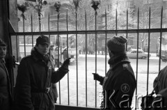 25.09.-2.12.1981, Warszawa, Polska.
Strajk w Wyższej Oficerskiej Szkole Pożarnictwa w Warszawie. Strajkujący walczyli o to, aby WOSP została objęta ustawą o szkolnictwie wyższym. 30 września Rada Ministrów podjęła decyzję o rozwiązaniu uczelni, a 12 grudnia strajk został spacyfikowany. Na zdjęciu: strajkujący podchorążowie w bramie uczelni.
Fot. NN, zbiory Ośrodka KARTA, przekazali Elżbieta i Jakub Święciccy