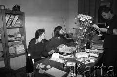 25.09.-2.12.1981, Warszawa, Polska.
Strajk w Wyższej Oficerskiej Szkole Pożarnictwa w Warszawie. Strajkujący walczyli o to, aby WOSP została objęta ustawą o szkolnictwie wyższym. 30 września Rada Ministrów podjęła decyzję o rozwiązaniu uczelni, a 12 grudnia strajk został spacyfikowany. Na zdjęciu: strajkujący.
Fot. NN, zbiory Ośrodka KARTA, przekazali Elżbieta i Jakub Święciccy