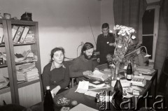 25.09.-2.12.1981, Warszawa, Polska.
Strajk w Wyższej Oficerskiej Szkole Pożarnictwa w Warszawie. Strajkujący walczyli o to, aby WOSP została objęta ustawą o szkolnictwie wyższym. 30 września Rada Ministrów podjęła decyzję o rozwiązaniu uczelni, a 12 grudnia strajk został spacyfikowany. Na zdjęciu: strajkujący.
Fot. NN, zbiory Ośrodka KARTA, przekazali Elżbieta i Jakub Święciccy