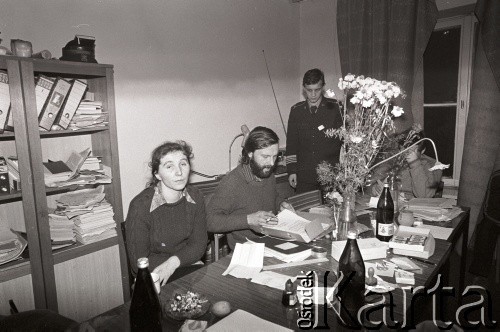 25.09.-2.12.1981, Warszawa, Polska.
Strajk w Wyższej Oficerskiej Szkole Pożarnictwa w Warszawie. Strajkujący walczyli o to, aby WOSP została objęta ustawą o szkolnictwie wyższym. 30 września Rada Ministrów podjęła decyzję o rozwiązaniu uczelni, a 12 grudnia strajk został spacyfikowany. Na zdjęciu: strajkujący.
Fot. NN, zbiory Ośrodka KARTA, przekazali Elżbieta i Jakub Święciccy