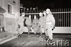 25.09.-2.12.1981, Warszawa, Polska.
Strajk w Wyższej Oficerskiej Szkole Pożarnictwa w Warszawie. Strajkujący walczyli o to, aby WOSP została objęta ustawą o szkolnictwie wyższym. 30 września Rada Ministrów podjęła decyzję o rozwiązaniu uczelni, a 12 grudnia strajk został spacyfikowany. Na zdjęciu: strajkujący podchorążowie w bramie uczelni.
Fot. NN, zbiory Ośrodka KARTA, przekazali Elżbieta i Jakub Święciccy