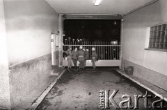 25.09.-2.12.1981, Warszawa, Polska.
Strajk w Wyższej Oficerskiej Szkole Pożarnictwa w Warszawie. Strajkujący walczyli o to, aby WOSP została objęta ustawą o szkolnictwie wyższym. 30 września Rada Ministrów podjęła decyzję o rozwiązaniu uczelni, a 12 grudnia strajk został spacyfikowany. Na zdjęciu: strajkujący podchorążowie w bramie uczelni.
Fot. NN, zbiory Ośrodka KARTA, przekazali Elżbieta i Jakub Święciccy