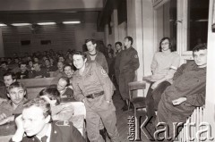 25.09.-2.12.1981, Warszawa, Polska.
Strajk w Wyższej Oficerskiej Szkole Pożarnictwa w Warszawie. Strajkujący walczyli o to, aby WOSP została objęta ustawą o szkolnictwie wyższym. 30 września Rada Ministrów podjęła decyzję o rozwiązaniu uczelni, a 12 grudnia strajk został spacyfikowany. Na zdjęciu: strajkujący.
Fot. NN, zbiory Ośrodka KARTA, przekazali Elżbieta i Jakub Święciccy