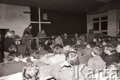 25.09.-2.12.1981, Warszawa, Polska.
Strajk w Wyższej Oficerskiej Szkole Pożarnictwa w Warszawie. Strajkujący walczyli o to, aby WOSP została objęta ustawą o szkolnictwie wyższym. 30 września Rada Ministrów podjęła decyzję o rozwiązaniu uczelni, a 12 grudnia strajk został spacyfikowany. Na zdjęciu: strajkujący. Pod sceną siedzą Marek Hałuszko i Seweryn Jaworski.
Fot. NN, zbiory Ośrodka KARTA, przekazali Elżbieta i Jakub Święciccy