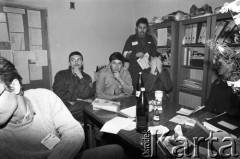 25.09.-2.12.1981, Warszawa, Polska.
Strajk w Wyższej Oficerskiej Szkole Pożarnictwa w Warszawie. Strajkujący walczyli o to, aby WOSP została objęta ustawą o szkolnictwie wyższym. 30 września Rada Ministrów podjęła decyzję o rozwiązaniu uczelni, a 12 grudnia strajk został spacyfikowany. Na zdjęciu: strajkujący.
Fot. NN, zbiory Ośrodka KARTA, przekazali Elżbieta i Jakub Święciccy