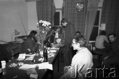 25.09.-2.12.1981, Warszawa, Polska.
Strajk w Wyższej Oficerskiej Szkole Pożarnictwa w Warszawie. Strajkujący walczyli o to, aby WOSP została objęta ustawą o szkolnictwie wyższym. 30 września Rada Ministrów podjęła decyzję o rozwiązaniu uczelni, a 12 grudnia strajk został spacyfikowany. Na zdjęciu: strajkujący.
Fot. NN, zbiory Ośrodka KARTA, przekazali Elżbieta i Jakub Święciccy