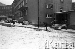 25.09.-2.12.1981, Warszawa, Polska.
Strajk w Wyższej Oficerskiej Szkole Pożarnictwa w Warszawie. Strajkujący walczyli o to, aby WOSP została objęta ustawą o szkolnictwie wyższym. 30 września Rada Ministrów podjęła decyzję o rozwiązaniu uczelni, a 12 grudnia strajk został spacyfikowany. Na zdjęciu: siedziba uczelni.
Fot. NN, zbiory Ośrodka KARTA, przekazali Elżbieta i Jakub Święciccy