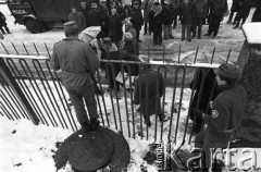 25.09.-2.12.1981, Warszawa, Polska.
Strajk w Wyższej Oficerskiej Szkole Pożarnictwa w Warszawie. Strajkujący walczyli o to, aby WOSP została objęta ustawą o szkolnictwie wyższym. 30 września Rada Ministrów podjęła decyzję o rozwiązaniu uczelni, a 12 grudnia strajk został spacyfikowany. Na zdjęciu: podchorążowie, milicjanci i tłum pod gmachem uczelni.
Fot. NN, zbiory Ośrodka KARTA, przekazali Elżbieta i Jakub Święciccy