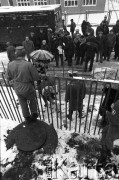 25.09.-2.12.1981, Warszawa, Polska.
Strajk w Wyższej Oficerskiej Szkole Pożarnictwa w Warszawie. Strajkujący walczyli o to, aby WOSP została objęta ustawą o szkolnictwie wyższym. 30 września Rada Ministrów podjęła decyzję o rozwiązaniu uczelni, a 12 grudnia strajk został spacyfikowany. Na zdjęciu: podchorążowie, milicjanci i tłum pod gmachem uczelni.
Fot. NN, zbiory Ośrodka KARTA, przekazali Elżbieta i Jakub Święciccy