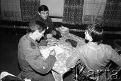 25.09.-2.12.1981, Warszawa, Polska.
Strajk w Wyższej Oficerskiej Szkole Pożarnictwa w Warszawie. Strajkujący walczyli o to, aby WOSP została objęta ustawą o szkolnictwie wyższym. 30 września Rada Ministrów podjęła decyzję o rozwiązaniu uczelni, a 12 grudnia strajk został spacyfikowany. Na zdjęciu: strajkujący.
Fot. NN, zbiory Ośrodka KARTA, przekazali Elżbieta i Jakub Święciccy