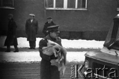 25.09.-2.12.1981, Warszawa, Polska.
Strajk w Wyższej Oficerskiej Szkole Pożarnictwa w Warszawie. Strajkujący walczyli o to, aby WOSP została objęta ustawą o szkolnictwie wyższym. 30 września Rada Ministrów podjęła decyzję o rozwiązaniu uczelni, a 12 grudnia strajk został spacyfikowany. Na zdjęciu: milicjant przed gmachem uczelni.
Fot. NN, zbiory Ośrodka KARTA, przekazali Elżbieta i Jakub Święciccy