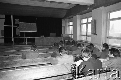 25.09.-2.12.1981, Warszawa, Polska.
Strajk w Wyższej Oficerskiej Szkole Pożarnictwa w Warszawie. Strajkujący walczyli o to, aby WOSP została objęta ustawą o szkolnictwie wyższym. 30 września Rada Ministrów podjęła decyzję o rozwiązaniu uczelni, a 12 grudnia strajk został spacyfikowany. Na zdjęciu: wykład fizyka i działacza 