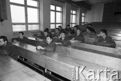 25.09.-2.12.1981, Warszawa, Polska.
Strajk w Wyższej Oficerskiej Szkole Pożarnictwa w Warszawie. Strajkujący walczyli o to, aby WOSP została objęta ustawą o szkolnictwie wyższym. 30 września Rada Ministrów podjęła decyzję o rozwiązaniu uczelni, a 12 grudnia strajk został spacyfikowany. Na zdjęciu: wykład fizyka i działacza 