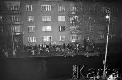 25.09.-2.12.1981, Warszawa, Polska.
Strajk w Wyższej Oficerskiej Szkole Pożarnictwa w Warszawie. Strajkujący walczyli o to, aby WOSP została objęta ustawą o szkolnictwie wyższym. 30 września Rada Ministrów podjęła decyzję o rozwiązaniu uczelni, a 12 grudnia strajk został spacyfikowany. Na zdjęciu: ludzie pod siedzibą uczelni.
Fot. NN, zbiory Ośrodka KARTA, przekazali Elżbieta i Jakub Święciccy