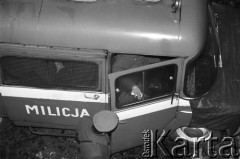 25.09.-2.12.1981, Warszawa, Polska.
Strajk w Wyższej Oficerskiej Szkole Pożarnictwa w Warszawie. Strajkujący walczyli o to, aby WOSP została objęta ustawą o szkolnictwie wyższym. 30 września Rada Ministrów podjęła decyzję o rozwiązaniu uczelni, a 12 grudnia strajk został spacyfikowany. Na zdjęciu: milicjanci przed gmachem uczelni.
Fot. NN, zbiory Ośrodka KARTA, przekazali Elżbieta i Jakub Święciccy