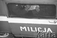 25.09.-2.12.1981, Warszawa, Polska.
Strajk w Wyższej Oficerskiej Szkole Pożarnictwa w Warszawie. Strajkujący walczyli o to, aby WOSP została objęta ustawą o szkolnictwie wyższym. 30 września Rada Ministrów podjęła decyzję o rozwiązaniu uczelni, a 12 grudnia strajk został spacyfikowany. Na zdjęciu: milicjanci w radiowozie.
Fot. NN, zbiory Ośrodka KARTA, przekazali Elżbieta i Jakub Święciccy
